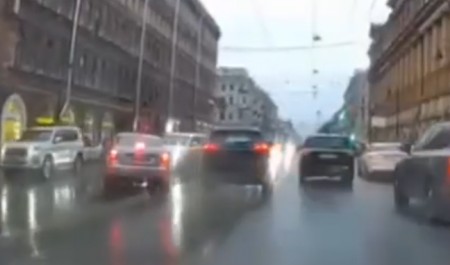 Водителя легковушки заставили выехать на встречку и совершить лобовое ДТП — как это было