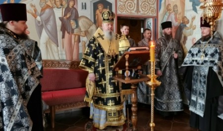 Митрополит Корнилий совершил пассию в храме на архиерейском подворье