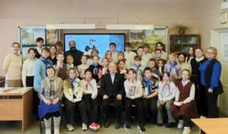 Священник Сергий Бычков организовал встречу школьников с писателем Михаилом Пестеревым