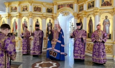 Митрополит Корнилий совершил заупокойное богослужение в канун четвертой великопостной субботы 