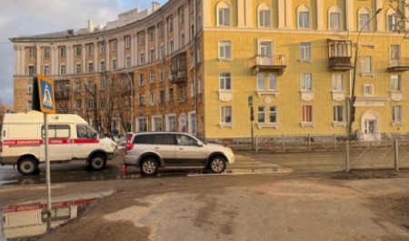 В Северодвинске при столкновении скорой с легковушкой пострадала пассажирка