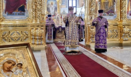 Митрополит Корнилий 22 марта совершил Божественную литургию в Михаило-Архангельском кафедральном соборе