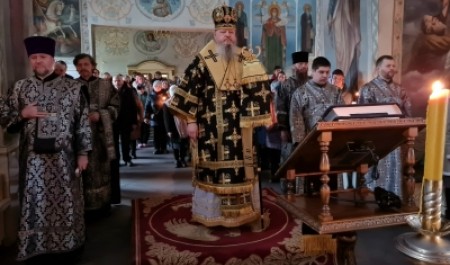 Митрополит Корнилий 22 марта совершил пассию в Ильинском соборе Архангельска