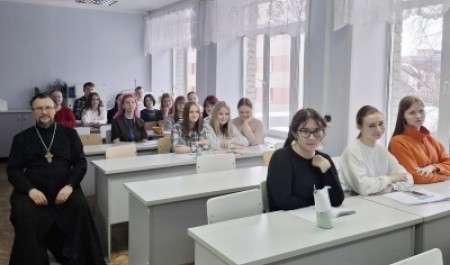 Ценность жизни и вред сквернословия. Священники беседуют с будущими медиками в Архангельске 