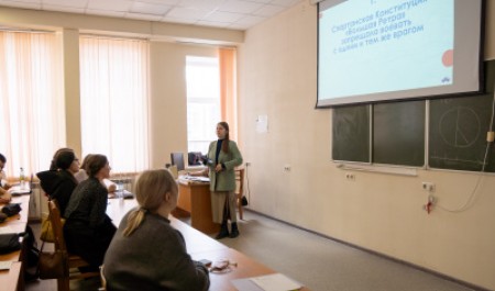 Студенты САФУ проверили знания права на библиоквизе «Ровесники Конституции»