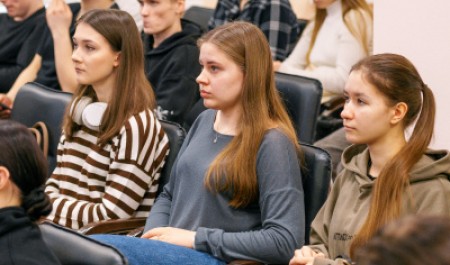 Гимн России прозвучал в САФУ – студентам рассказали об истории государственных символов