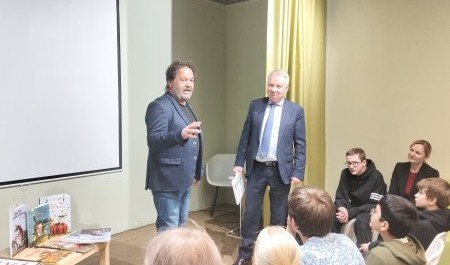 Группа Аквилон передала детским и школьным библиотекам новую книгу