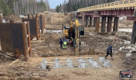 В Красноборском округе продолжается капитальный ремонт моста через Лахому