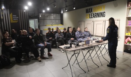 Сотрудники МЧС России обучают будущих волонтеров Амурской области