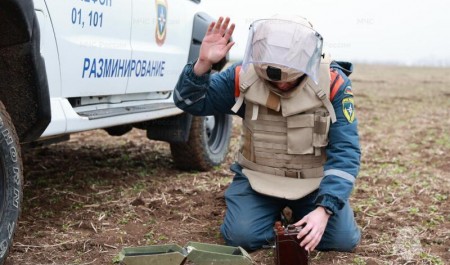 В Крыму пиротехники МЧС России обезвредили полутонную авиабомбу