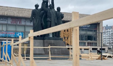 Забор — наше все: фонтанную стройку у Дворца спорта в Архангельске начали с оградки