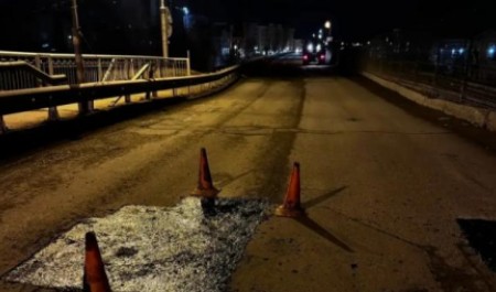 Многострадальный мост в Архангельске снова латают после зимних повреждений