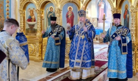 Митрополит Корнилий 27 марта совершил утреню с чтением Акафиста Пресвятой Богородице