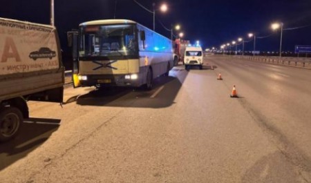 Мужчину насмерть придавило автобусом во время ремонта под Архангельском 