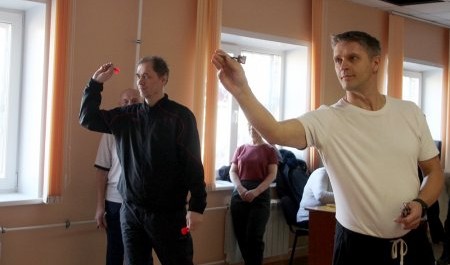 Ветераны архангельского МВД сыграли в дартс на турнире памяти Петровского