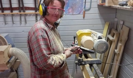 Жительница Каргополя благодаря соцконтракту открыла столярную мастерскую