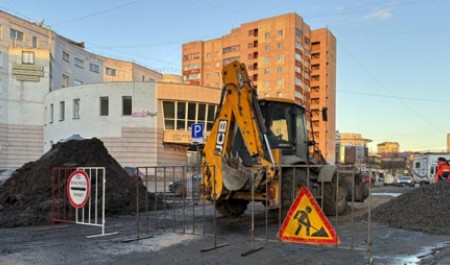 Центральные улицы Архангельска продолжают перекапывать из-за коммунальных аварий