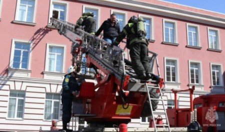 Огнеборцы МЧС России провели учение в Тульском суворовском училище