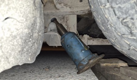 Домкрат подвел. Под Архангельском пожилого водителя раздавило автобусом