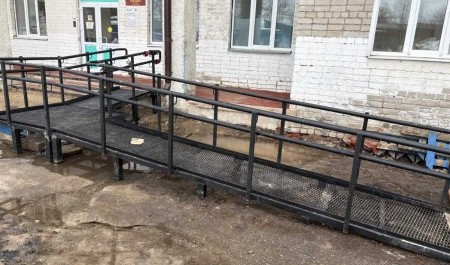 Прокуратура Ленского района заставила сделать вход в поликлинику доступным инвалидам