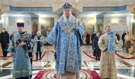 Митрополит Корнилий совершил всенощное бдение в канун праздника Благовещения Пресвятой Богородицы