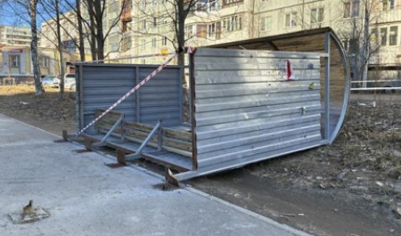 Шквалистый ветер повалил остановку в центре Архангельска