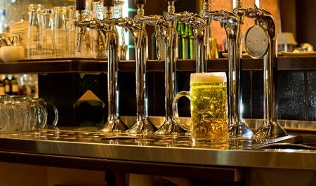 Жители Яренска устроили потасовку в баре и оскорбили полицейского