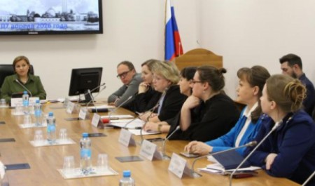 Власти Архангельска обсуждают новую модель оплаты труда педагогов