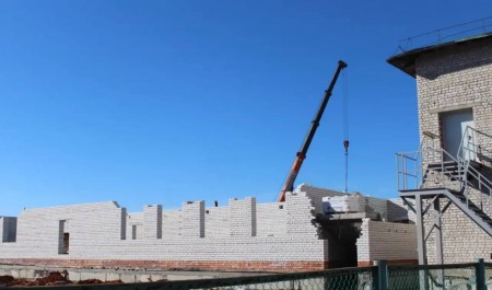 В Карпогорах продолжается строительство стационара центральной районной больницы 