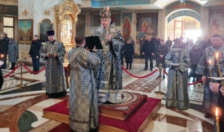 Митрополит Корнилий в Страстную пятницу совершил утреню с чином погребения Плащаницы