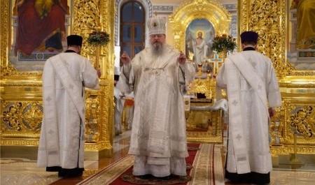 Митрополит Корнилий: "Встречаем светлый праздник в сиянии благодатного света"