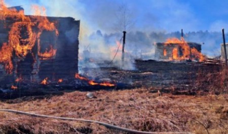 Серьезное огненное ЧП в Архангельской области оставило без построек целую улицу