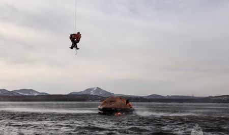 Камчатские спасатели отработали десантирование на воду