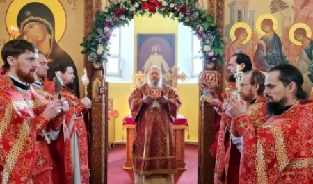 Митрополит Корнилий в Светлый четверг совершил Божественную литургию в Новодвинске