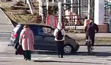 Молодой велосипедист-нарушитель угодил под машину на перекрестке в Архангельске