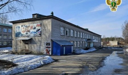 В Онеге охранник школы накостылял охраняемому