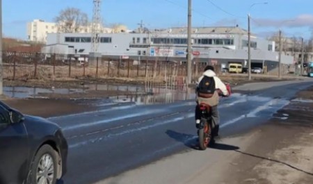 Огромная яма у «Буревестника» парализует движение в Архангельске уже второй месяц