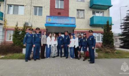 Подразделения МЧС России участвуют во всероссийской акции «Окна Победы»