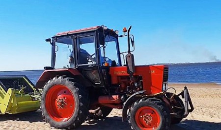 Архангельский пляж взялись чистить по-новому с помощью современной машины