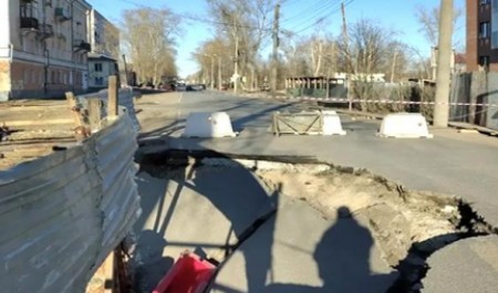 Жилищная стройка стала причиной обвала дороги на улице Торцева в Северодвинске