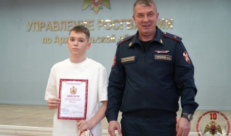 Юные художники получили награды из рук начальника Управления Росгвардии по Архангельской области