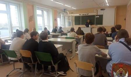 Представитель Управления Росгвардии по Архангельской области провел профориентационную встречу со школьниками