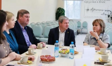 Глава Архангельска собрал руководителей школ на неформальный разговор о главном