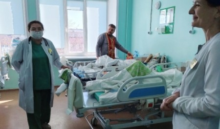 Священник Василий Лапко поздравил с Пасхой Христовой подопечных в пансионате «Опека», отделении детской психиатрии и хосписе 