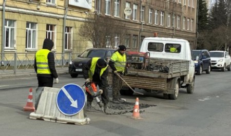 В Архангельске начали латать дыры на центральных улицах города