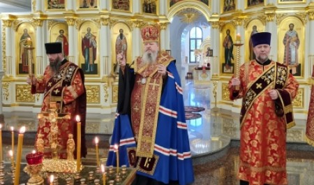 Митрополит Корнилий совершил богослужение в канун Радоницы 