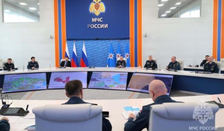 Глава МЧС России Александр Куренков и помощник Президента страны Руслан Эдельгериев обсудили вопросы мониторинга природных пожаров