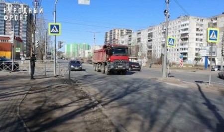 Большегрузы добивают Ленинградский проспект в Архангельске