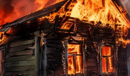 Топка обернулась гибелью: жительницу Поморья осудили за пожар, унесший жизнь матери