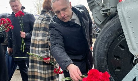 Архангельские депутаты почтили память летчиков-фронтовиков